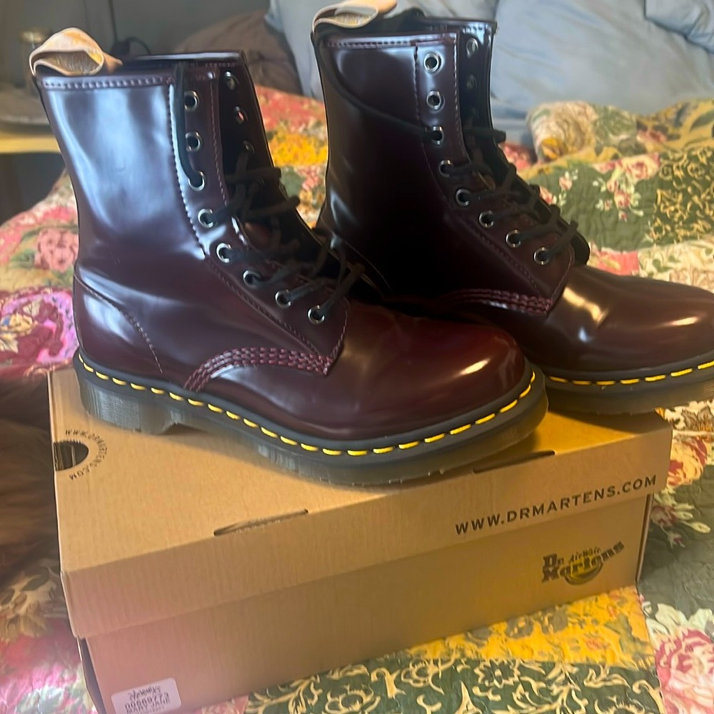 Dr.Martin boots. US sz 9 EU sz 41
Shiny Mahogany
